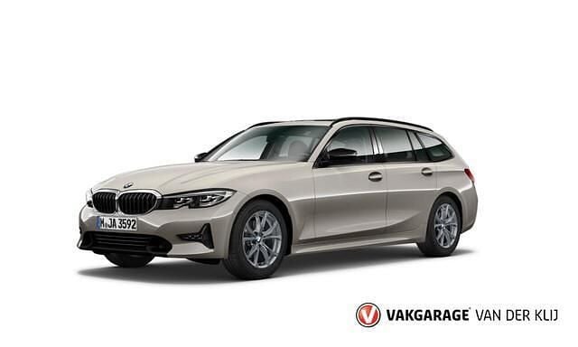 Grijs (metallic) Gebruikt 2021 BMW 320 Sport Line Stationwagen | € 27.950 (Goede deal) - Afbeelding 1/2