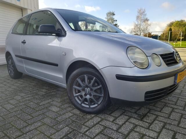 Grijs Gebruikt 2002 VW Polo Hatchback | € 1.350 (Iets duurder) - Afbeelding 1/4