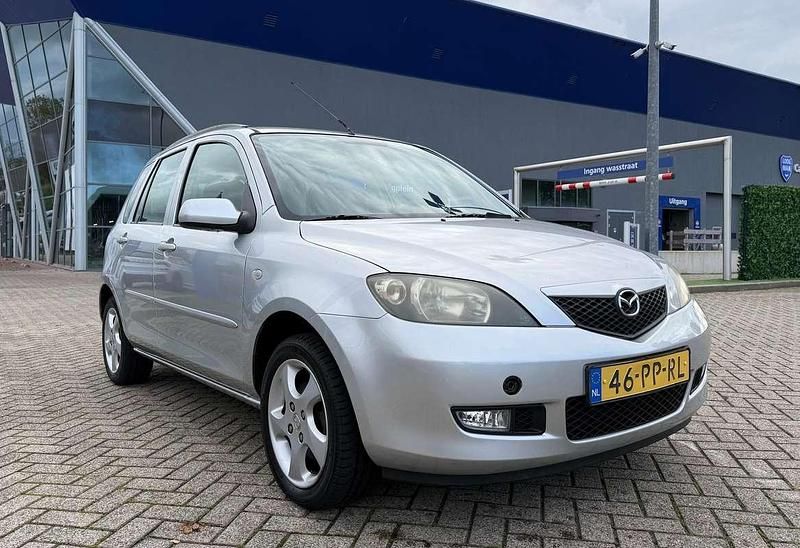 Grijs Gebruikt 2004 Mazda 2 Touring MPV | € 1.700 (Eerlijke prijs) - Afbeelding 1/4