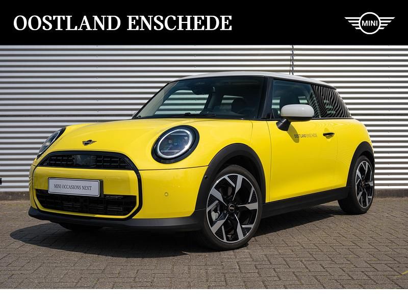 Geel, metallic lak Gebruikt 2024 Mini Cooper Classic Hatchback | € 39.950 - Afbeelding 1/4