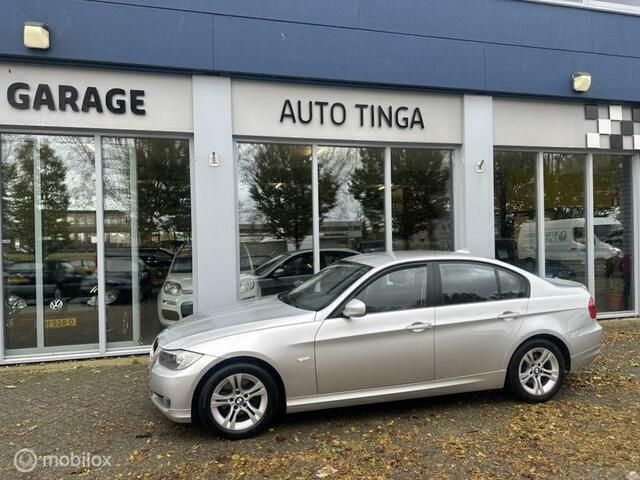 Grijs, metallic lak Gebruikt 2009 BMW 318 Sedan | € 6.250 (Iets duurder) - Afbeelding 1/4