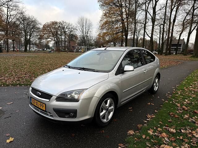 Grijs Gebruikt 2007 Ford Focus Futura Hatchback | € 1.999 (Goede deal) - Afbeelding 1/4