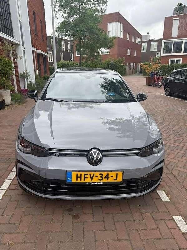 Grijs Gebruikt 2024 VW Golf VIII R-line Stationwagen | € 31.000 (Eerlijke prijs) - Afbeelding 1/4