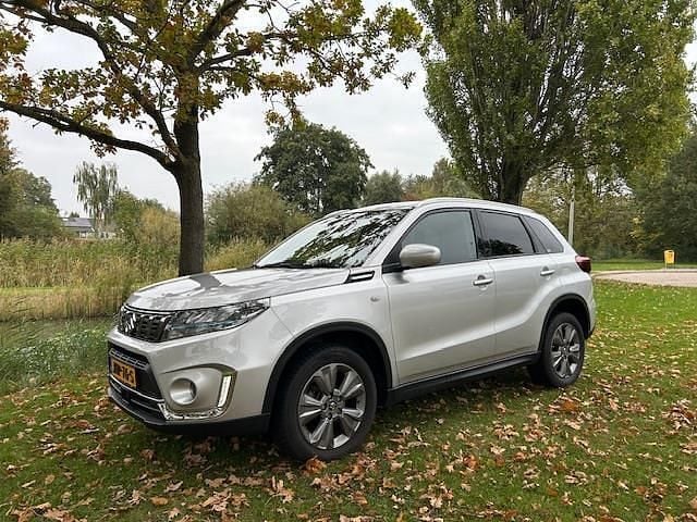 Grijs Gebruikt 2024 Suzuki Vitara Comfort SUV | € 24.950 (Goede deal) - Afbeelding 1/4