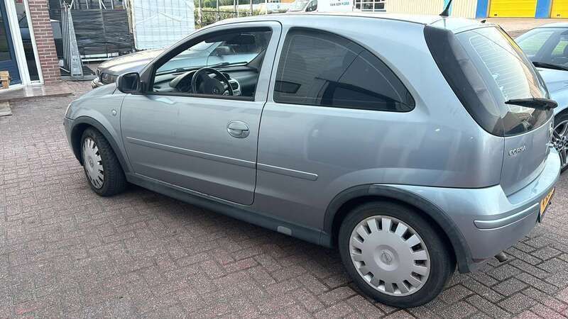 Grijs Gebruikt 2005 Opel Corsa Hatchback | € 550 (Super prijs) - Afbeelding 1/3