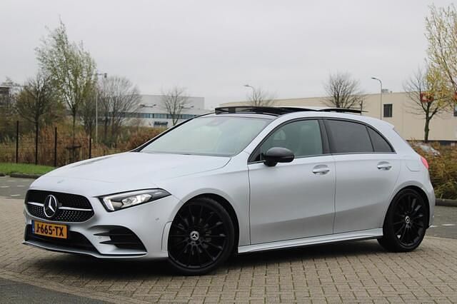 Grijs Occasion 2019 Mercedes A200 AMG Hatchback | € 25.450 (Eerlijke prijs) - Afbeelding 1/4