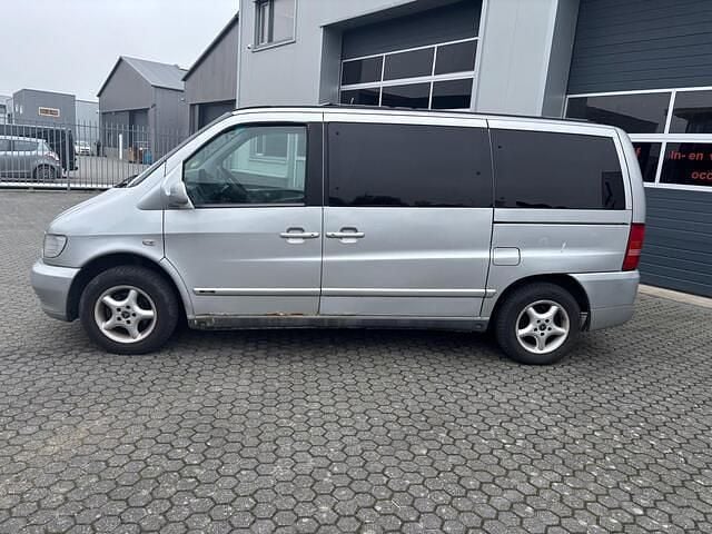 Grijs (metallic) Gebruikt 2002 Mercedes V220 MPV | € 1.950 - Afbeelding 1/4