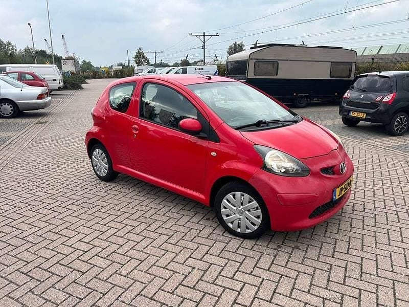 Rood Gebruikt 2006 Toyota Aygo Hatchback | € 1.500 (Eerlijke prijs) - Afbeelding 1/4