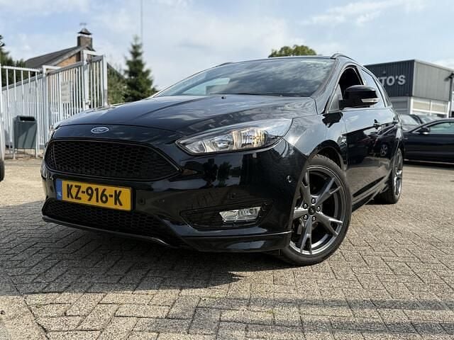 Zwart Gebruikt 2017 Ford Focus ST-Line Stationwagen | € 6.450 (Goede deal) - Afbeelding 1/4