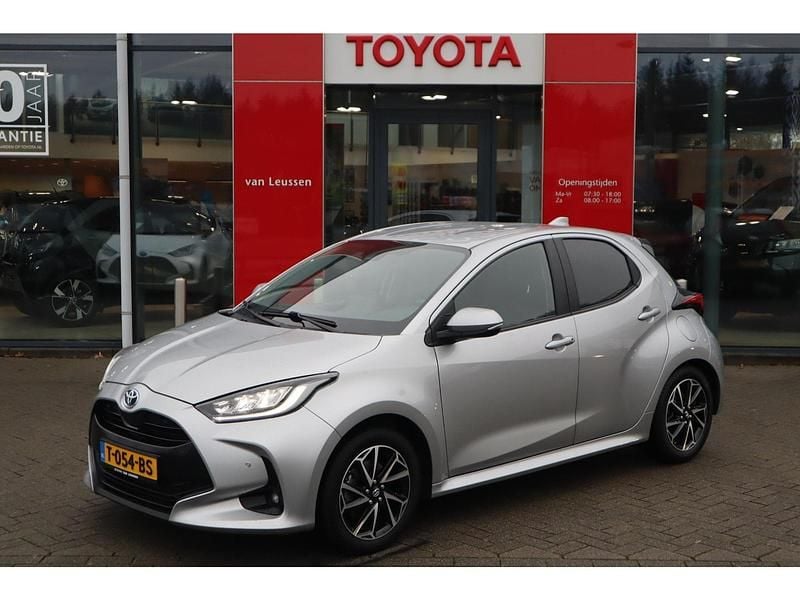 Grijs Occasion 2023 Toyota Yaris Style Hatchback | € 18.900 (Goede deal) - Afbeelding 1/4