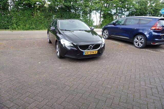 Zwart Gebruikt 2016 Volvo V40 Momentum Stationwagen | € 13.944 (Goede deal) - Afbeelding 1/4