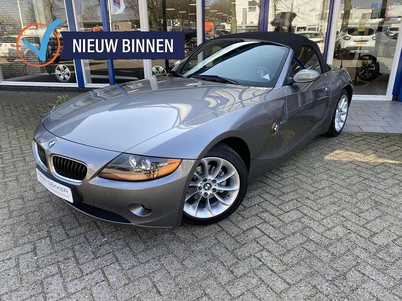 Grijs, metallic lak Gebruikt 2004 BMW Z4 Cabriolet | € 15.950 (Iets duurder) - Afbeelding 1/4