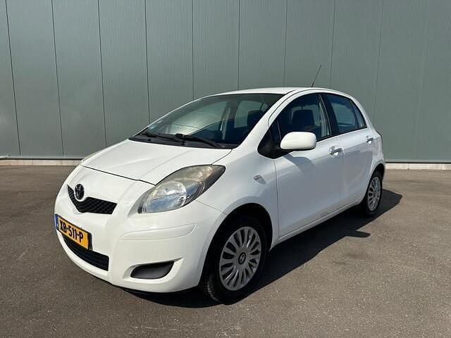 Wit Gebruikt 2011 Toyota Yaris Cool Hatchback | € 2.995 (Goede deal) - Afbeelding 1/4