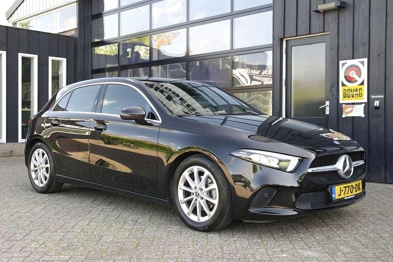 Zwart Gebruikt 2020 Mercedes A180 Business Hatchback | € 18.999 (Super prijs) - Afbeelding 1/4