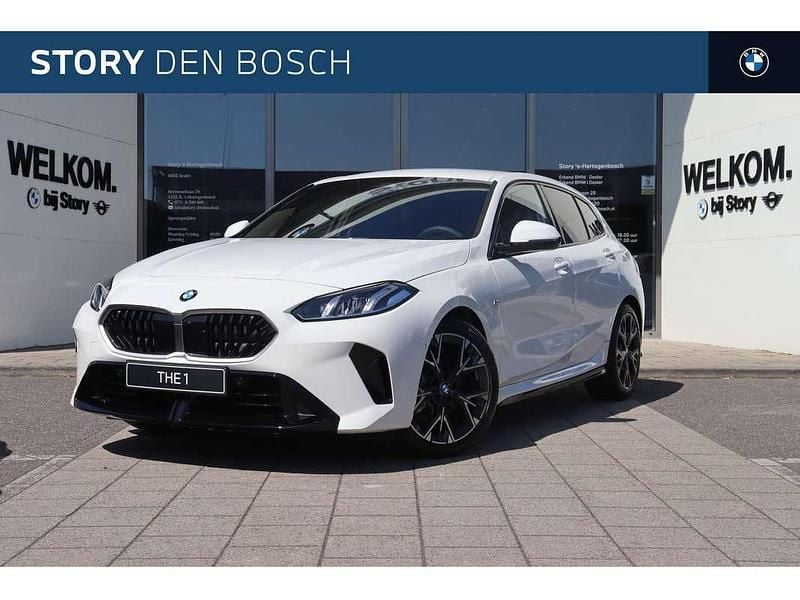Wit Nieuw 2025 BMW 120 M Sport Hatchback | € 44.995 (Super prijs) - Afbeelding 1/4