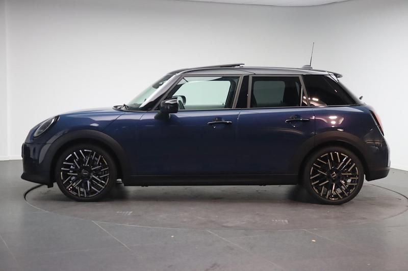 Occasion Mini Cooper Favoured 156 PK (114 kW) 2025 Blauw (metallic) Hatchback