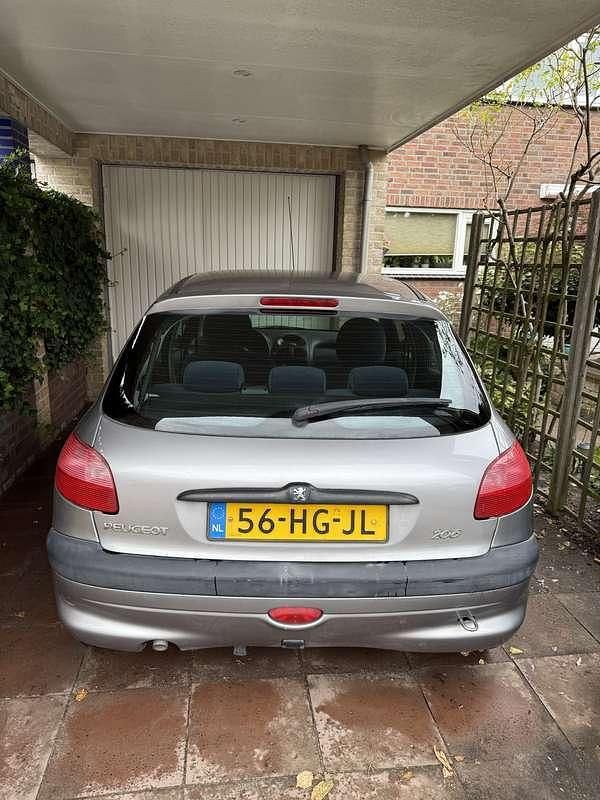 Grijs Occasion 2001 Peugeot 206 Hatchback | € 2.000 (Eerlijke prijs) - Afbeelding 1/4