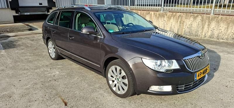 Bruin Gebruikt 2010 Skoda Superb Elegance Stationwagen | € 4.750 (Goede deal) - Afbeelding 1/4