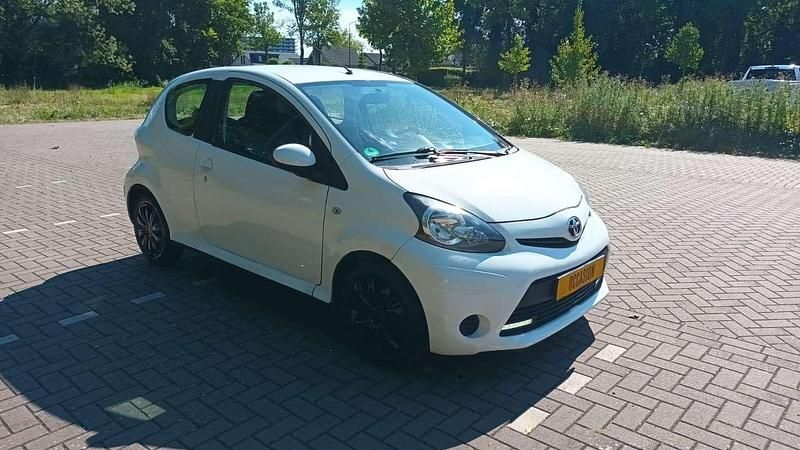 Wit Gebruikt 2013 Toyota Aygo Hatchback | € 3.495 (Goede deal) - Afbeelding 1/4