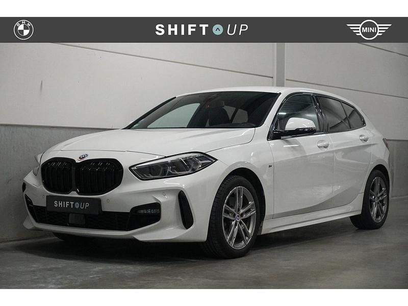 Wit Gebruikt 2022 BMW 118 M Sport Hatchback | € 25.940 (Eerlijke prijs) - Afbeelding 1/3