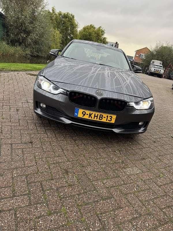Grijs Gebruikt 2013 BMW 320 Efficient Dynamics Sedan | € 8.250 (Goede deal) - Afbeelding 1/4