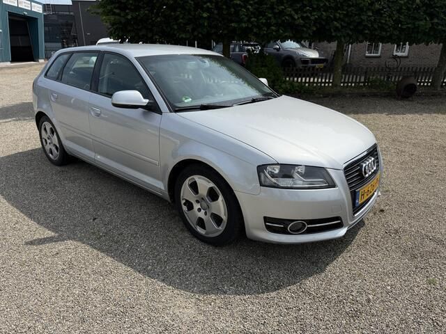Grijs, metallic lak Gebruikt 2010 Audi A3 Sportback Ambition Hatchback | € 7.750 (Goede deal) - Afbeelding 1/4