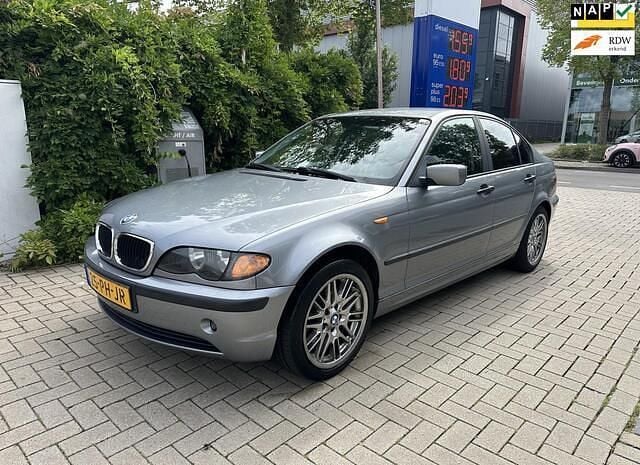 Grijs Gebruikt 2004 BMW 318 Sedan | € 1.950 (Eerlijke prijs) - Afbeelding 1/4