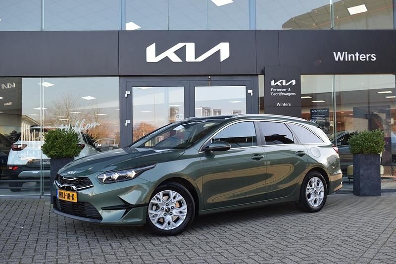 Groen Occasion 2025 Kia Ceed Hatchback | € 29.920 (Eerlijke prijs) - Afbeelding 1/4