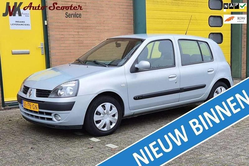 Grijs Gebruikt 2004 Renault Clio II Dynamique Hatchback | € 1.750 (Eerlijke prijs) - Afbeelding 1/4