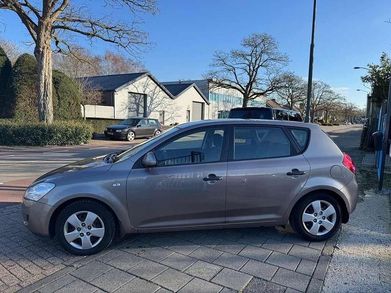 Occasion Kia Ceed 109 PK (80 kW) 2009 Geel (metallic) Hatchback