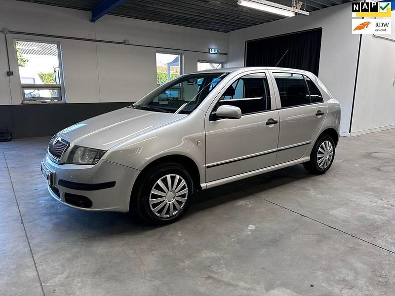 Grijs (metallic) Gebruikt 2006 Skoda Fabia Hatchback | € 1.950 (Eerlijke prijs) - Afbeelding 1/4