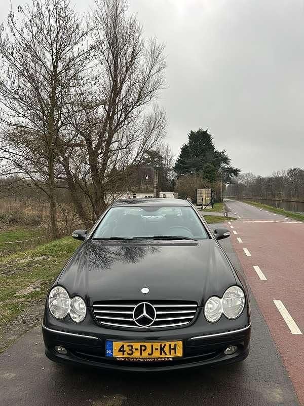 Zwart Occasion 2004 Mercedes CLK200 Avantgarde Coupé | € 5.500 (Eerlijke prijs) - Afbeelding 1/4