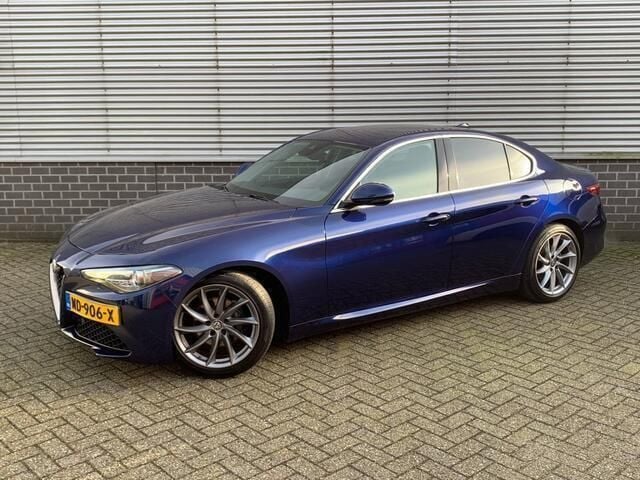 Blauw Gebruikt 2017 Alfa Romeo Giulia Sedan | € 26.950 (Iets duurder) - Afbeelding 1/4