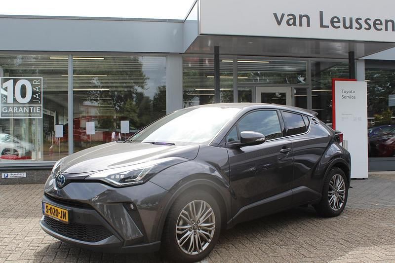 Grijs Occasion 2022 Toyota C-HR Executive SUV | € 23.499 (Eerlijke prijs) - Afbeelding 1/1