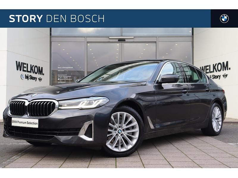 Grijs Gebruikt 2022 BMW 520 Executive Sedan | € 39.950 (Eerlijke prijs) - Afbeelding 1/4