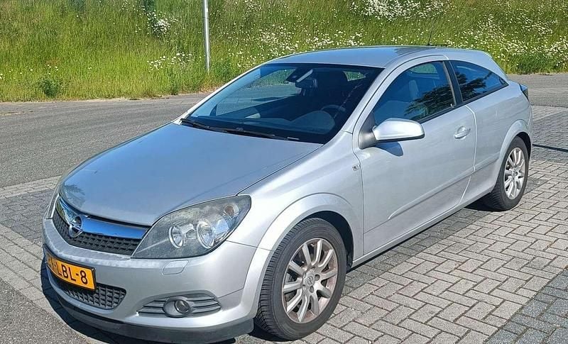 Grijs Gebruikt 2010 Opel Astra Coupé | € 1.750 (Eerlijke prijs) - Afbeelding 1/4