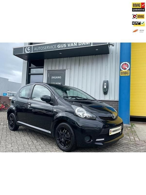 Zwart Gebruikt 2013 Toyota Aygo Hatchback | € 5.950 (Eerlijke prijs) - Afbeelding 1/4