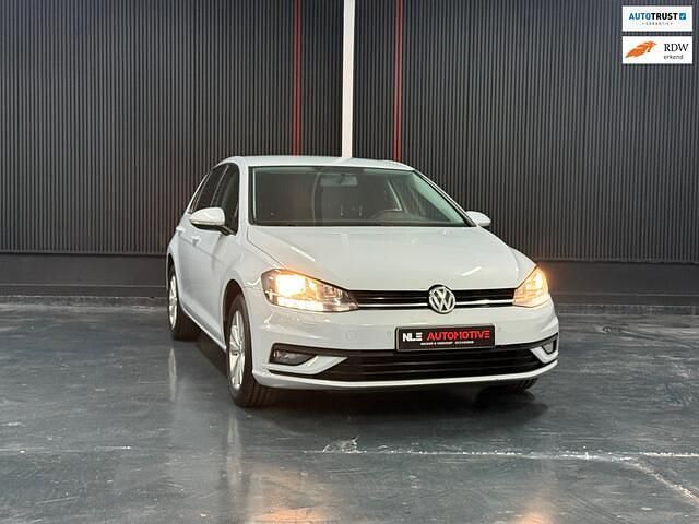 Grijs (metallic) Gebruikt 2017 VW Golf VII Comfortline Hatchback | € 10.995 (Goede deal) - Afbeelding 1/4