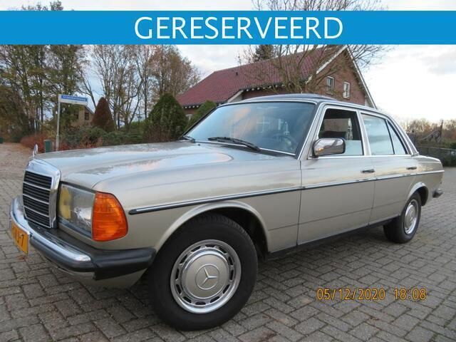 Grijs Gebruikt 1984 Mercedes E230 Sedan | € 5.995 - Afbeelding 1/4
