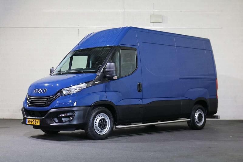 Blauw Gebruikt 2022 Iveco Daily Van | € 26.950 (Eerlijke prijs) - Afbeelding 1/2
