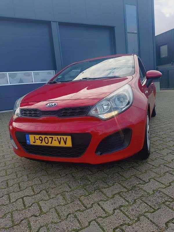 Gebruikt 2014 Kia Rio DREAM-TEAM Edition Sedan | € 3.650 (Goede deal) - Afbeelding 1/4