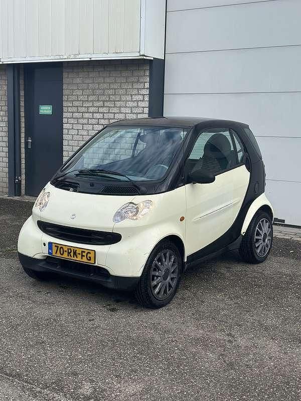 Zwart Gebruikt 2005 Smart ForTwo Coupé Pure Coupé | € 1.250 - Afbeelding 1/4