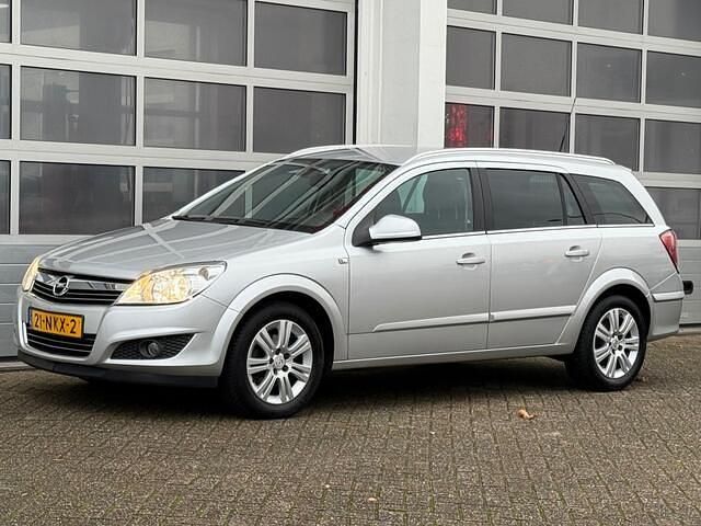 Grijs Gebruikt 2010 Opel Astra Cosmo Stationwagen | € 3.445 (Eerlijke prijs) - Afbeelding 1/4