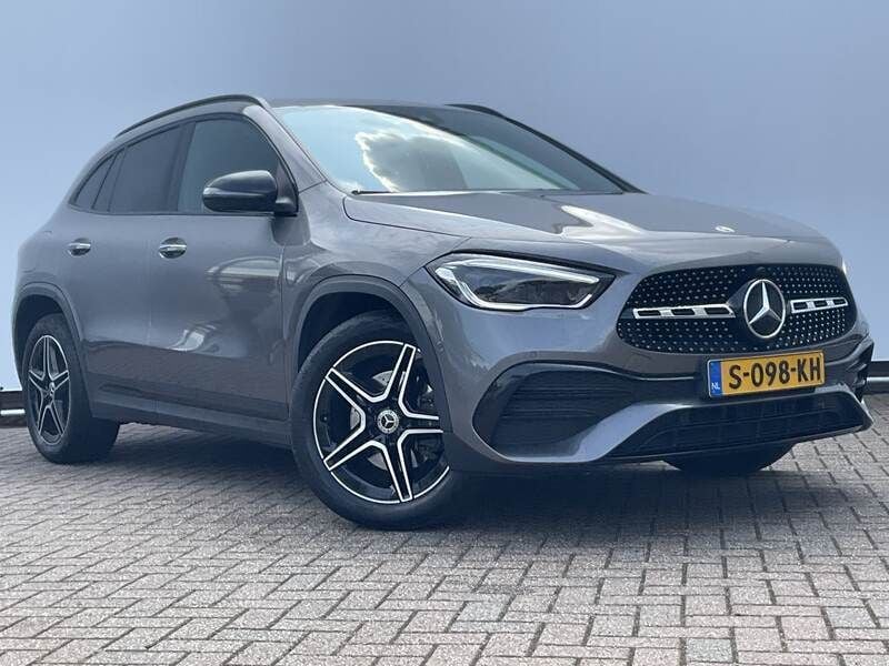 Grijs Gebruikt 2021 Mercedes GLA250 AMG line SUV | € 36.400 - Afbeelding 1/4