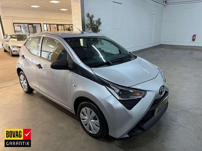 Grijs Gebruikt 2020 Toyota Aygo Hatchback | € 7.950 (Goede deal) - Afbeelding 1/4