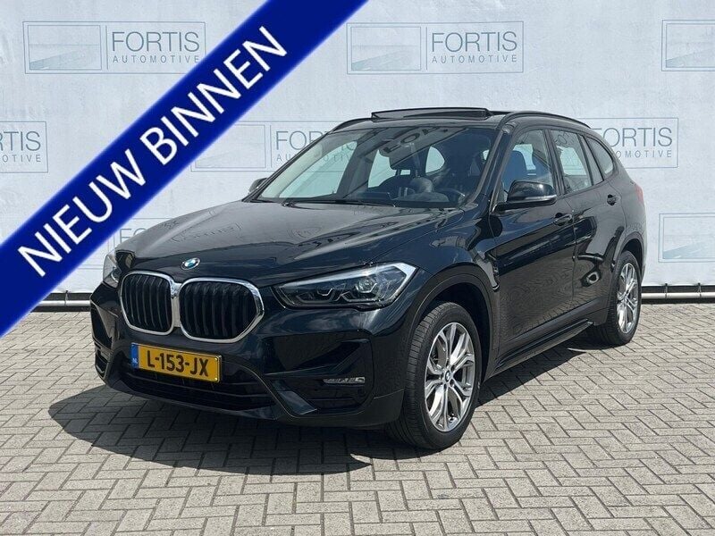 Zwart Gebruikt 2021 BMW X1 Executive SUV | € 29.900 (Eerlijke prijs) - Afbeelding 1/4