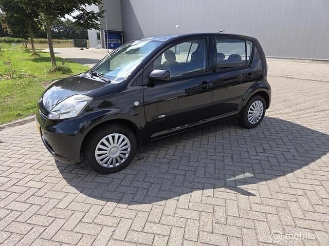 Zwart Gebruikt 2006 Daihatsu Sirion Hatchback | € 1.950 (Eerlijke prijs) - Afbeelding 1/4