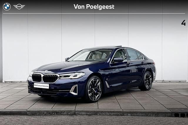 Blauw Gebruikt 2021 BMW 545e Executive Sedan | € 47.900 (Eerlijke prijs) - Afbeelding 1/4
