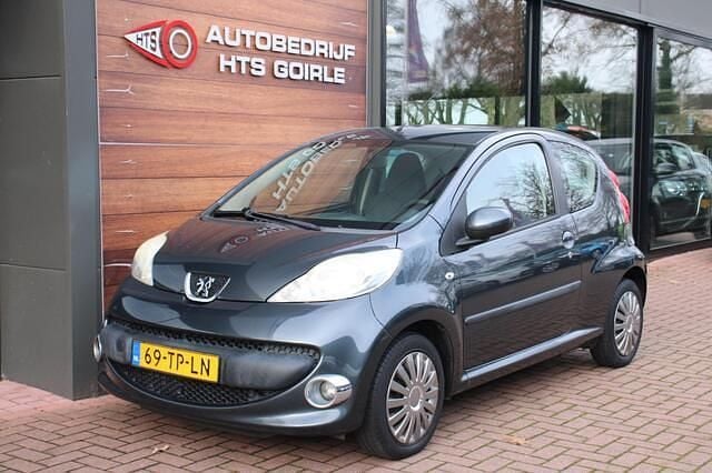 Grijs (metallic) Gebruikt 2006 Peugeot 107 Hatchback | € 1.150 (Goede deal) - Afbeelding 1/4