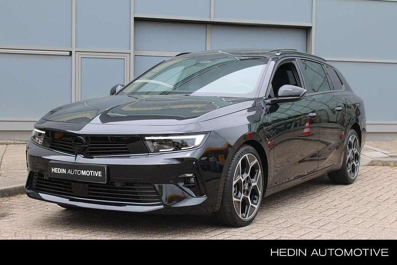 Zwart Nieuw 2025 Opel Astra Stationwagen | € 50.262 - Afbeelding 1/3